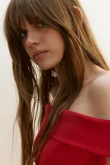 Top rojo de punto acanalado de algodón, con hombros descubiertos y escote ancho doblado.