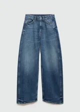 Pantalón de jean azul de corte wide leg.