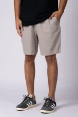 Bermudas color beige de lino, con cintura elástica y bolsillos laterales.