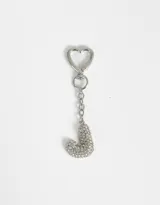 Llavero plateado con dije de la letra J cubierto de strass y gancho con forma de corazón.