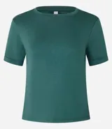 Blusa de viscosa color verde, con cuello redondo y manga corta con detalle plegado.