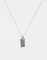 Cadena corta plateada con dije rectangular con el signo zodiacal Aries y un dije redondo pequeño.