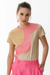 Remera de escote redondo con recortes curvos en distintos colores.