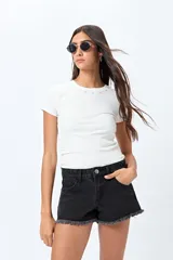 Short de jean negro con ruedo desflecado.