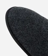 Pantuflas tipo chanclas de poliéster color negro, con plantilla y forro de poliéster y suela de goma termoplástica.