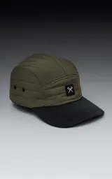 Gorra de cinco paneles color verde militar con visera negra y logo bordado en el frente.