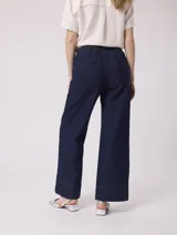 Pantalón de denim azul oscuro, de corte amplio y largo cropped.