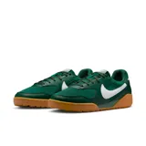 Championes Nike Terra Manta color verde con detalles en blanco y suela color caramelo.