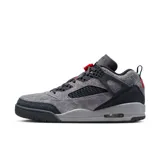 Championes Jordan Spizike Bajo de hombre, color gris con detalles en negro y rojo.