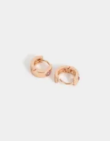 Aros tipo argolla bañados en oro rosa con detalle de flor con incrustaciones de strass rosado.