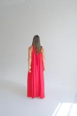 Vestido largo color rojo, confeccionado en viscosa, con cuello halter fruncido y silueta amplia.