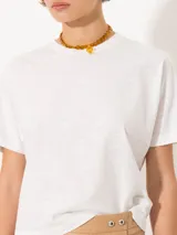 Remera blanca de algodón de corte recto y mangas cortas.