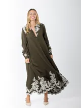 Maxi vestido camisero verde militar confeccionado en lino bordado, de calce amplio y estilo oversized.