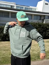Canguro verde oliva con capucha y estampado en la espalda con la frase "Talk Less Smile More".