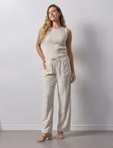 Pantalón de lino de corte recto con pretina elastizada, lazo de ajuste y bolsillos inclinados.