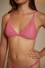 Top de bikini negro con corte triangular y textura acanalada.