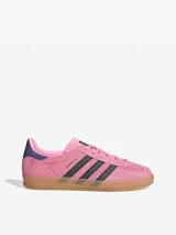 Championes Adidas Gazelle Indoor color rosa con las tres tiras laterales en negro y detalles en violeta.