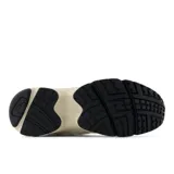 Championes New Balance ML725 color crema con detalles en plateado y suela negra.