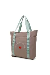 Bolso tipo tote color gris con estampado de texto y un corazón rojo. Tiene doble asa de hombro con texto estampado.