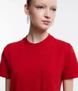 Vestido corto gris con cuello redondo, mangas cortas con doblez y bolsillo frontal.