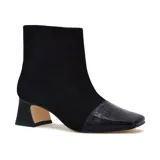 Bota corta negra de cuero nobuck con puntera de cuero liso con textura de cocodrilo, taco bajo con diseño geométrico y cierre lateral.