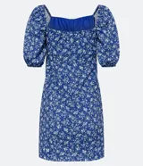 Vestido corto azul con estampado floral blanco, escote cuadrado, mangas cortas abullonadas y textura.