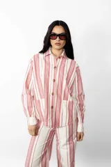 Sobrecamisa a rayas verticales rojas y blancas, de corte recto, con cuello camisero, cierre frontal con botones, mangas largas con puños abotonados y bolsillos de parche en el pecho.