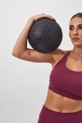 Top deportivo color verde militar con espalda cruzada en cuatro tiras y almohadillas removibles.