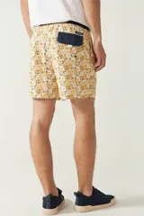 Short de baño estampado con cintura elástica ajustable con cordón, dos bolsillos laterales y uno trasero. Confeccionado en tela ligera de secado rápido y logo bordado.