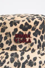 Gorro tipo bucket con estampado animal print de leopardo y logo bordado de Bimba y Lola en color rojo.