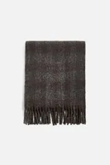 Bufanda rectangular de tejido cepillado con diseño a cuadros en tonos gris oscuro y negro. Termina en flecos cortos.