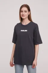 Remera gris oscuro con estampado frontal con la palabra "Darling" en blanco.