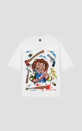 Remera blanca de corte oversize con estampado de Chucky y elementos relacionados al personaje, como armas y un muñeco vudú.