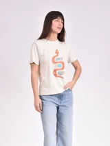 Remera celeste de algodón con estampado de flor y texto "Real View".