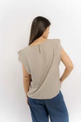Remera blanca de lino y tencel, con mangas cortas abullonadas.