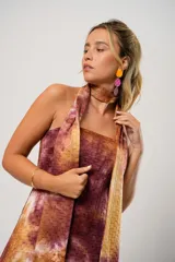 Vestido largo marrón con estampado batik, escote recto, tajo lateral y lazo para atar al cuello.