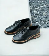 Zapato acordonado color bronce de cuero vacuno con perforaciones decorativas, taco de madera con folia en cuero de 4cm y entre suela de goma de 1,5cm. Horma de punta redonda y cómoda.