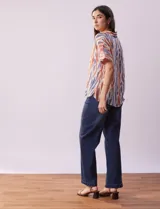 Blusa de gasa bambula estampada con cuello con solapa, escote en V y botón. Tiene un bolsillo aplicado en la parte delantera.