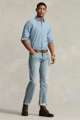 Camisa de hombre marca Polo Ralph Lauren, de manga larga, color celeste claro, confeccionada en tela chambray de algodón. Tiene cuello abotonado y logo bordado en el pecho.