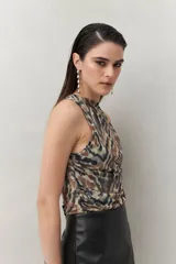 Top sin mangas con estampado animal print en tonos tierra, de silueta ajustada y cuello cerrado.