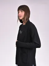 Saco negro de tejido de punto con bolsillos delanteros.
