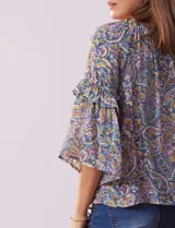 Blusa Zac & Rachel de gasa estampada con cuello redondo fruncido y mangas 3/4 amplias con volados.