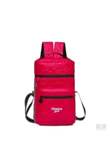 Mochila fucsia con estampado de corazones en relieve, marca Las Oreiro. Tiene dos compartimentos con cierre, correas acolchadas negras y logo de la marca en el frente.