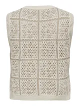 Top de punto calado color beige con cuello redondo y sin mangas.