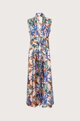 Cover up largo sin mangas con estampado de hojas en tonos azul, marrón y verde. Presenta un diseño fluido con escote en V profundo y un lazo ajustable en la cintura para definir la silueta.