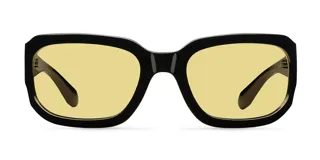 Lentes de sol negros con forma rectangular envolvente y lentes amarillas.