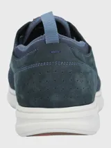 Zapatilla urbana Hush Puppies modelo Port, color negro con capellada de cuero y malla, cordones negros y suela blanca con tecnología ZeroG de EVA.