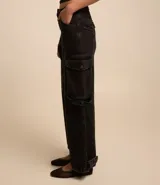 Pantalón recto de jeans negro con bolsillos cargo laterales y friso delantero.