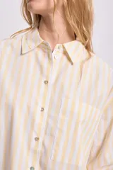 Camisa casual a rayas amarillas y blancas, de corte clásico y manga larga.