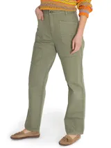 Pantalón de jeans verde militar, estilo cargo, de tiro alto, con bolsillos laterales y detalles de patchwork en dos tonalidades.